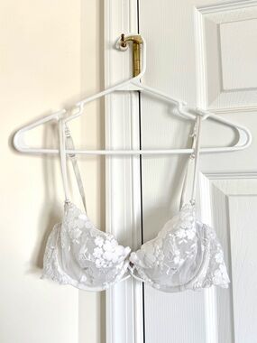 Vintage Victoria’s Secret Angels White Lace Embroidered Underwire Bra 36B